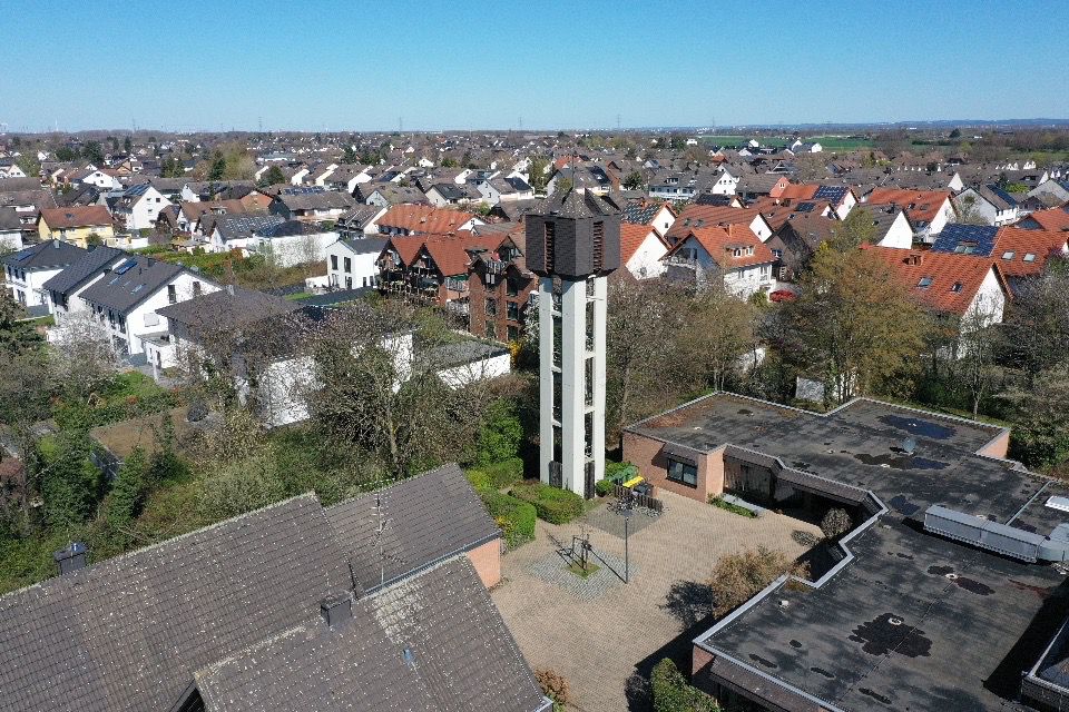 Luftbild der Maria-Magdalena-Kirche in Rheidt